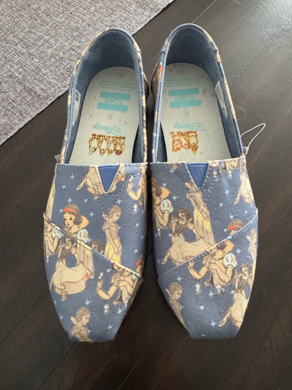 Snow White Toms Slip On Shoes Sneakers size 8.5 NEW